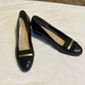 Salvatore Ferragamo black leather pump. Fringe and brass detail